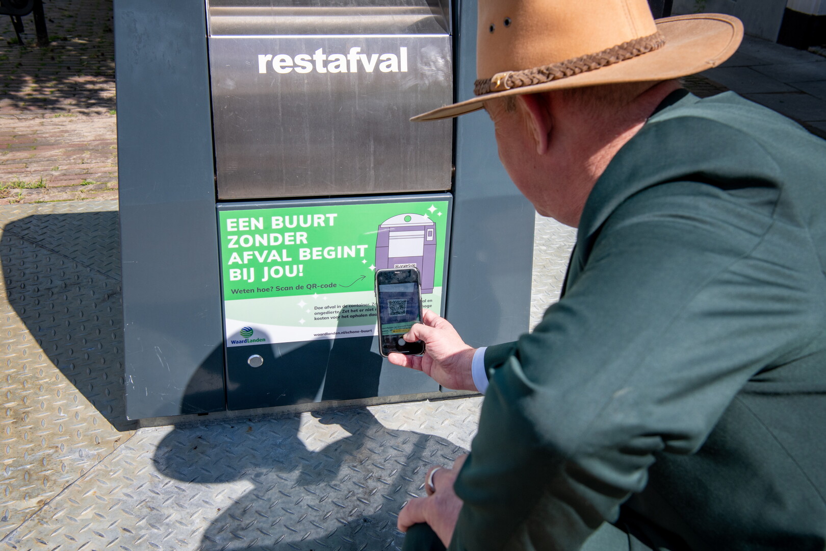 Bestuurslid Ton van Maanen scant de QR code op de nieuwe containersticker